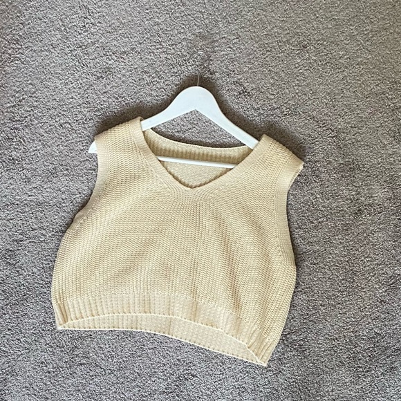 Cream cropped sweater - Picture 2 of 3